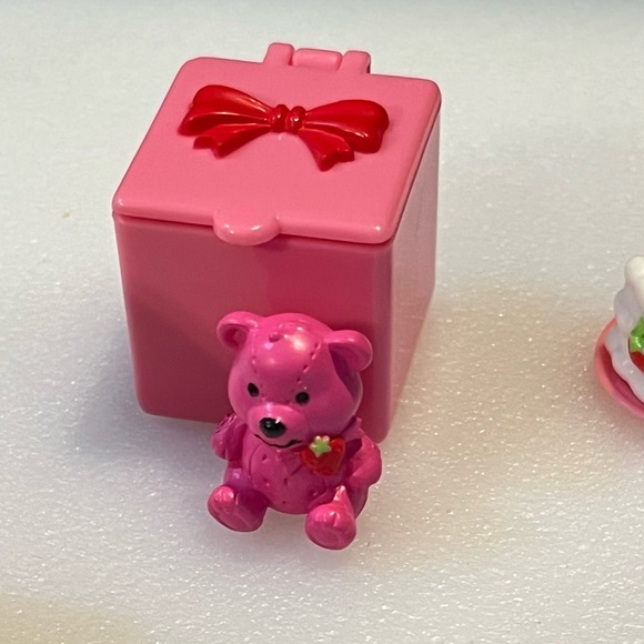 Vintage Strawberry Shortcake accessories- cat/cake/compact mirror/ornament/bear - Picture 6 of 10
